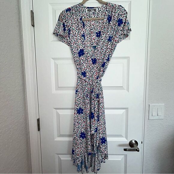 VICKYTIEL Floral Funfetti Print Split Short Sleeve Full Wrap Hi-Low Dress - Picture 6 of 15